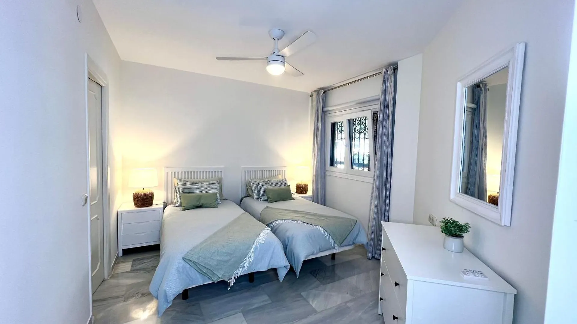 Elegant Coastal Escape Lägenhet MIJAS COSTA 0*,